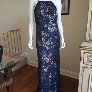 SZ 10 ADRIANNA PAPELL GOWN